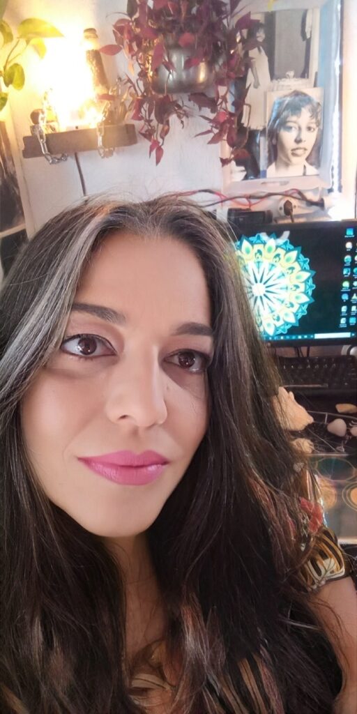 Elivânia Damas em seu cantinho devocional, dedicada aos tratamentos com a Mesa Radiônica. Um espaço preparado para harmonizar energias e promover equilíbrio físico, mental e espiritual.
